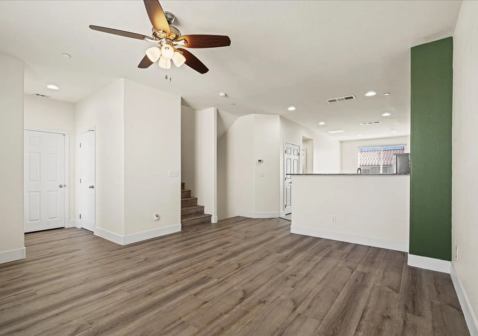 Multiple Living Spaces, Dual Primary Suites in 4 Bd 3.5 bth 2 Car Garage — Photo 3