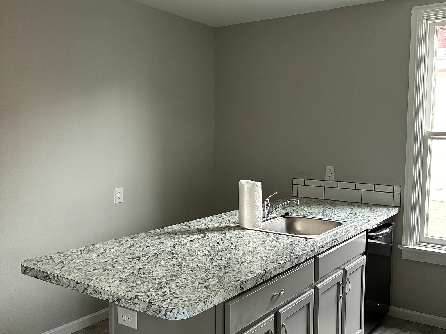 3 bed, 2400 sqft, $2,200 — Photo 3