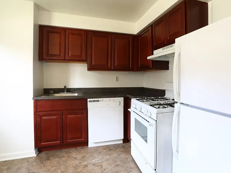 Penzel Manor Apartments — Photo 15