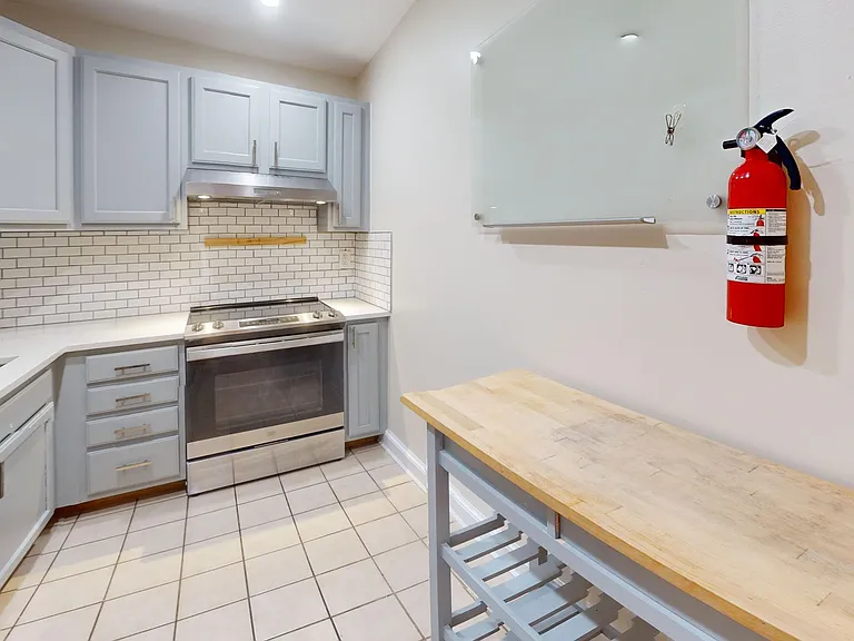 1833 California St NW #101 — Photo 8