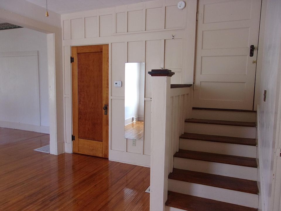 bedroom (opposite view)