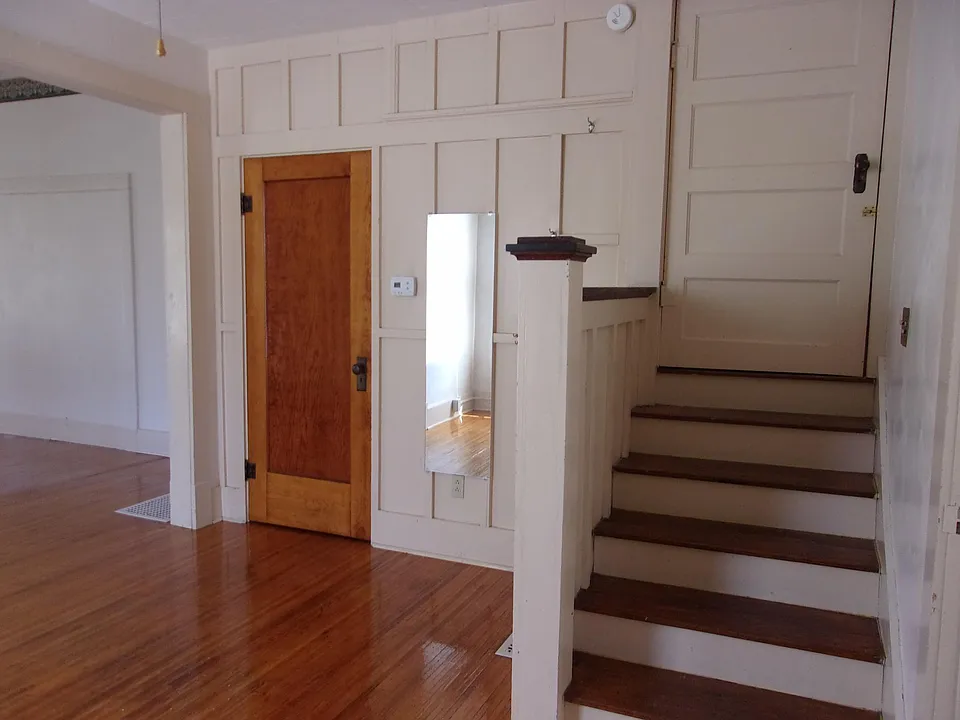 bedroom (opposite view)