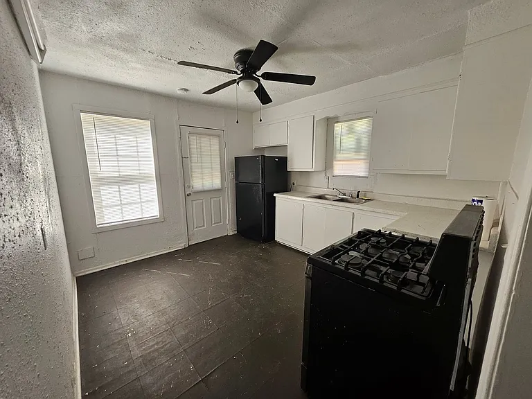 112 W Cedar Ave — Photo 16
