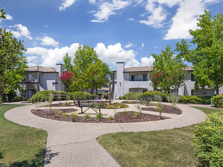 Ascent at the Galleria features beautifully maintained landscaping and plenty of seating areas throughout the community, making it easy to stroll, relax, and enjoy your surroundings every day.