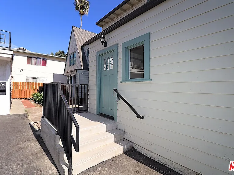 2739 S Budlong Ave — Photo 30