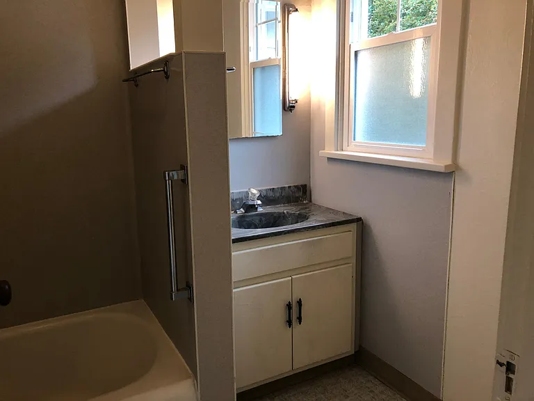 1030 NE Duncan Ln — Photo 7