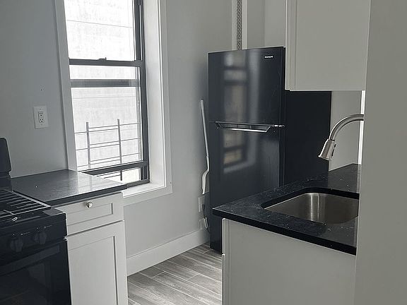 2nd image of 230 E 26th St #D6