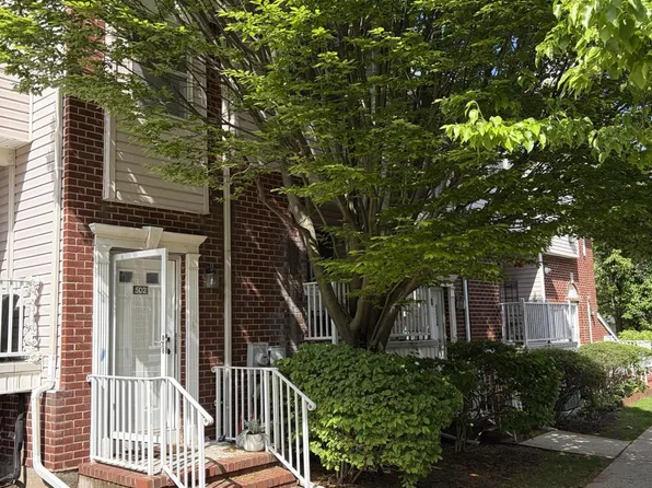 502 Great Beds Ct, Perth Amboy, NJ 08861