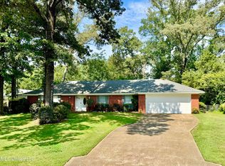 37 Woodgate Dr, Brandon, MS 39042