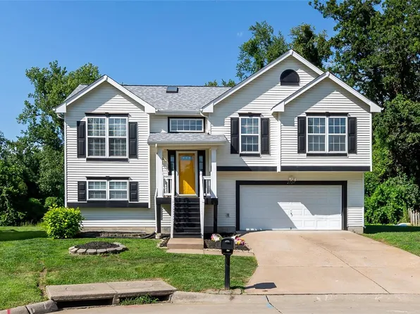 2739 Midland Crossing Ct, Maryland Heights, MO 63043