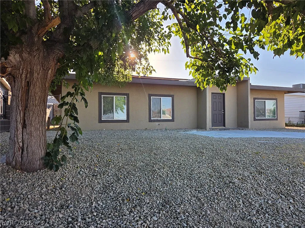 4 bed, 2.0 bath, 1702 sqft, $2,045 — Photo 2