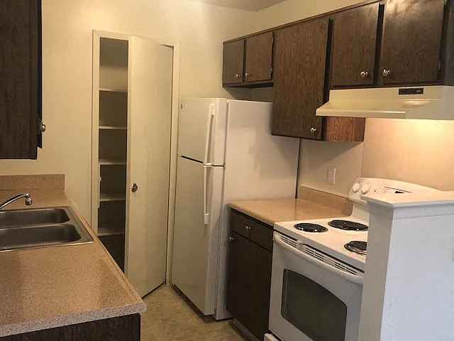 Three Oaks Apartments — Photo 29