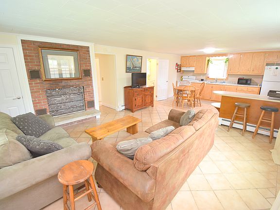 4th image of 64 Hemlock Ave