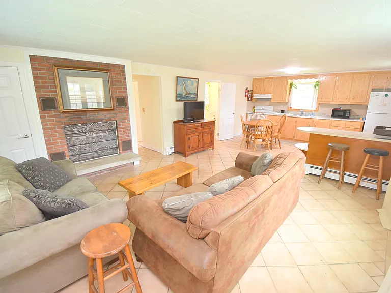 64 Hemlock Ave — Photo 4