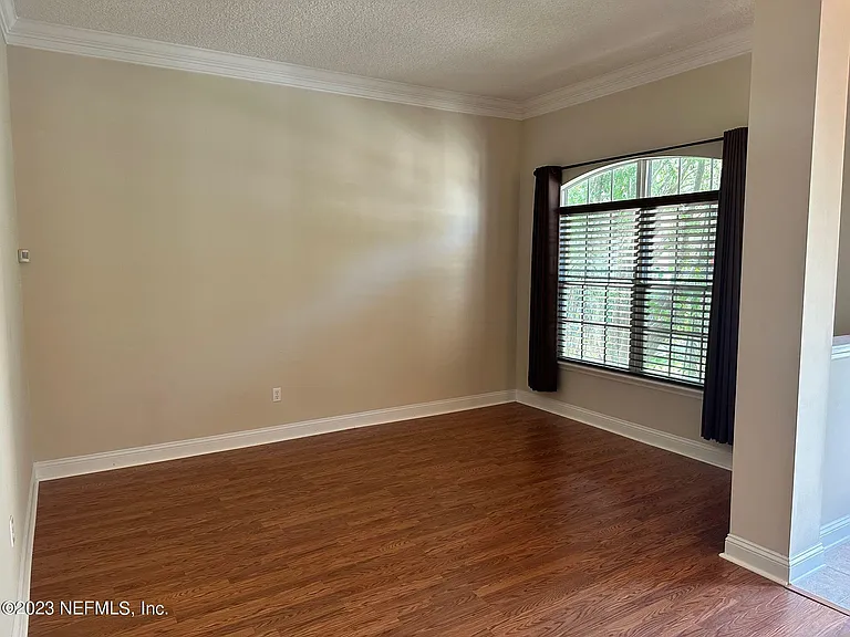 1439 Barrington Cir — Photo 3