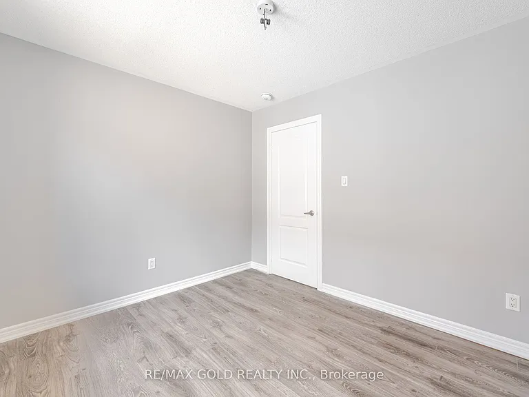 67 Yardley Cres — Photo 35