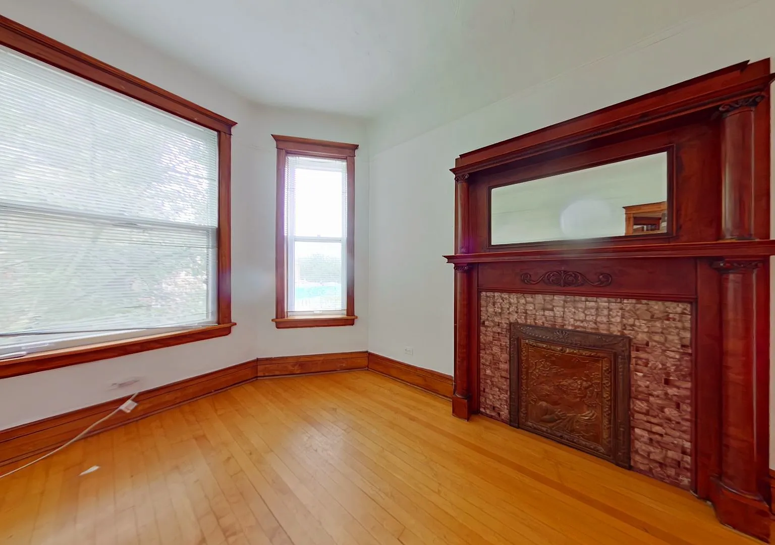 Top Floor Two Bed Includes Heat! — Photo 2