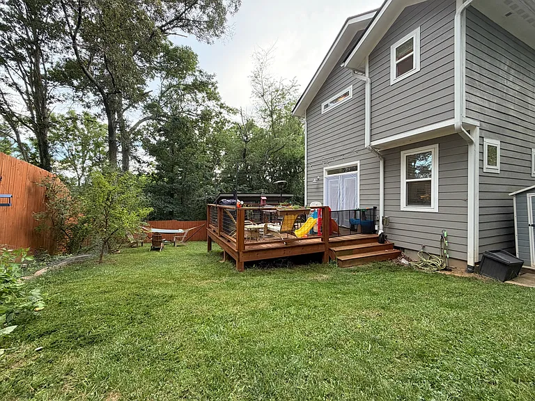 10 Lawndale Ave — Photo 18