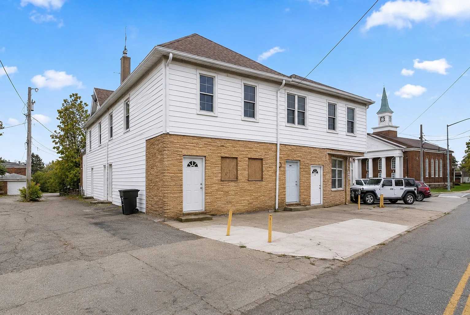 2206 Catalpa Dr — Photo 1