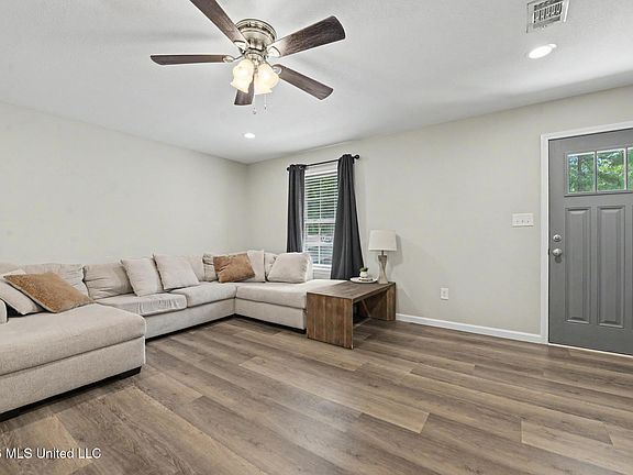 3rd image of 131 Southern Oaks