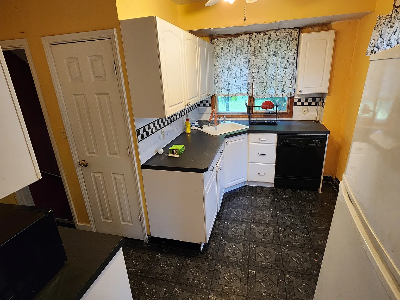 5 bed, 2.5 bath, 1934 sqft, $2,500 — Photo 3