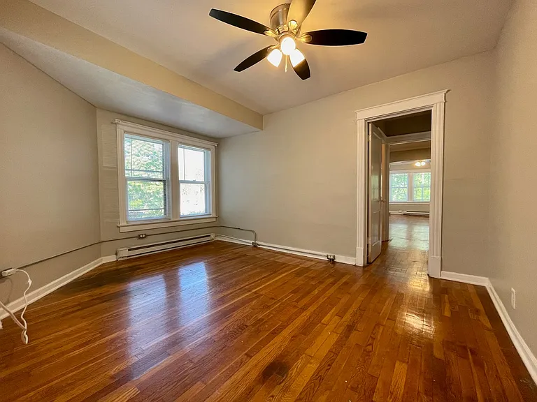 Valentine Place Apartments — Photo 34