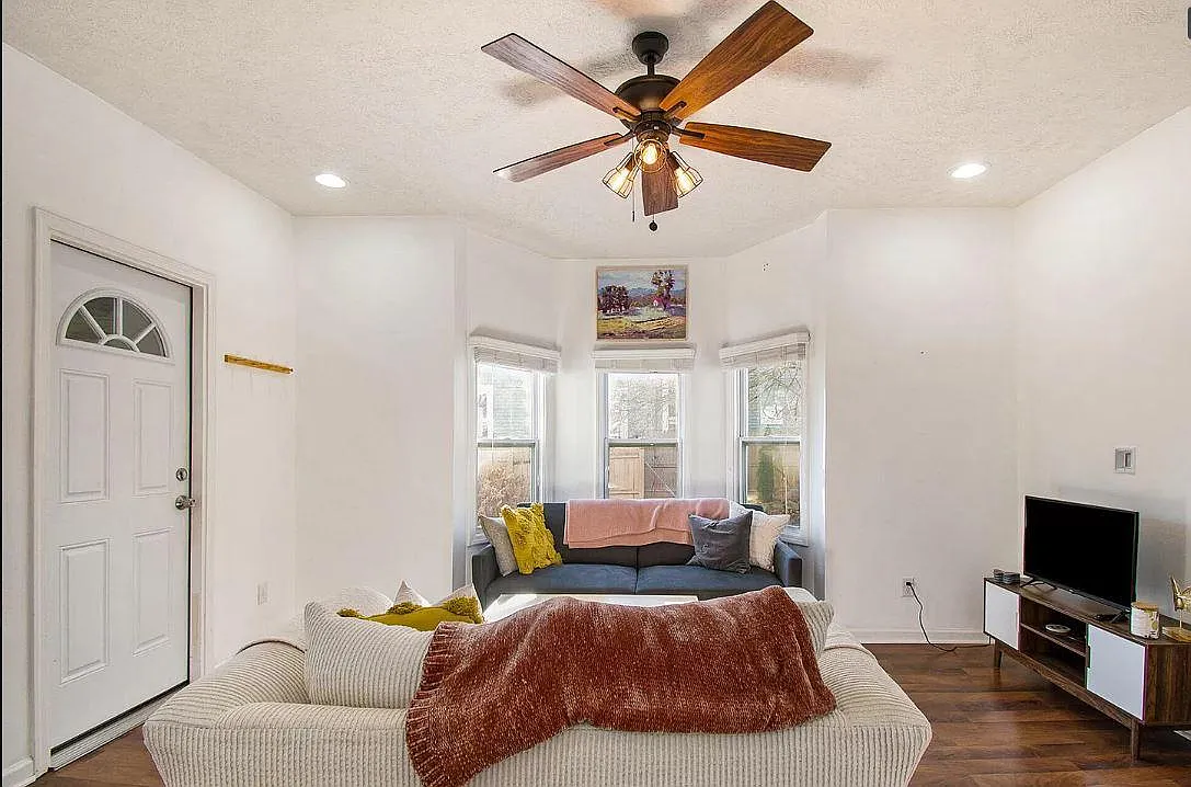 3 bed, 1.5 bath, 1385 sqft, $1,750 — Photo 2
