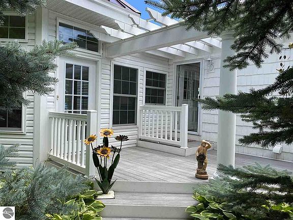 3rd image of 471 Crystal Dr
