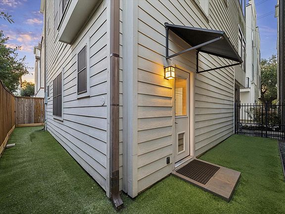 4th image of 1923 Johnson St