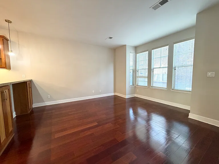 1338 Eddy St — Photo 12
