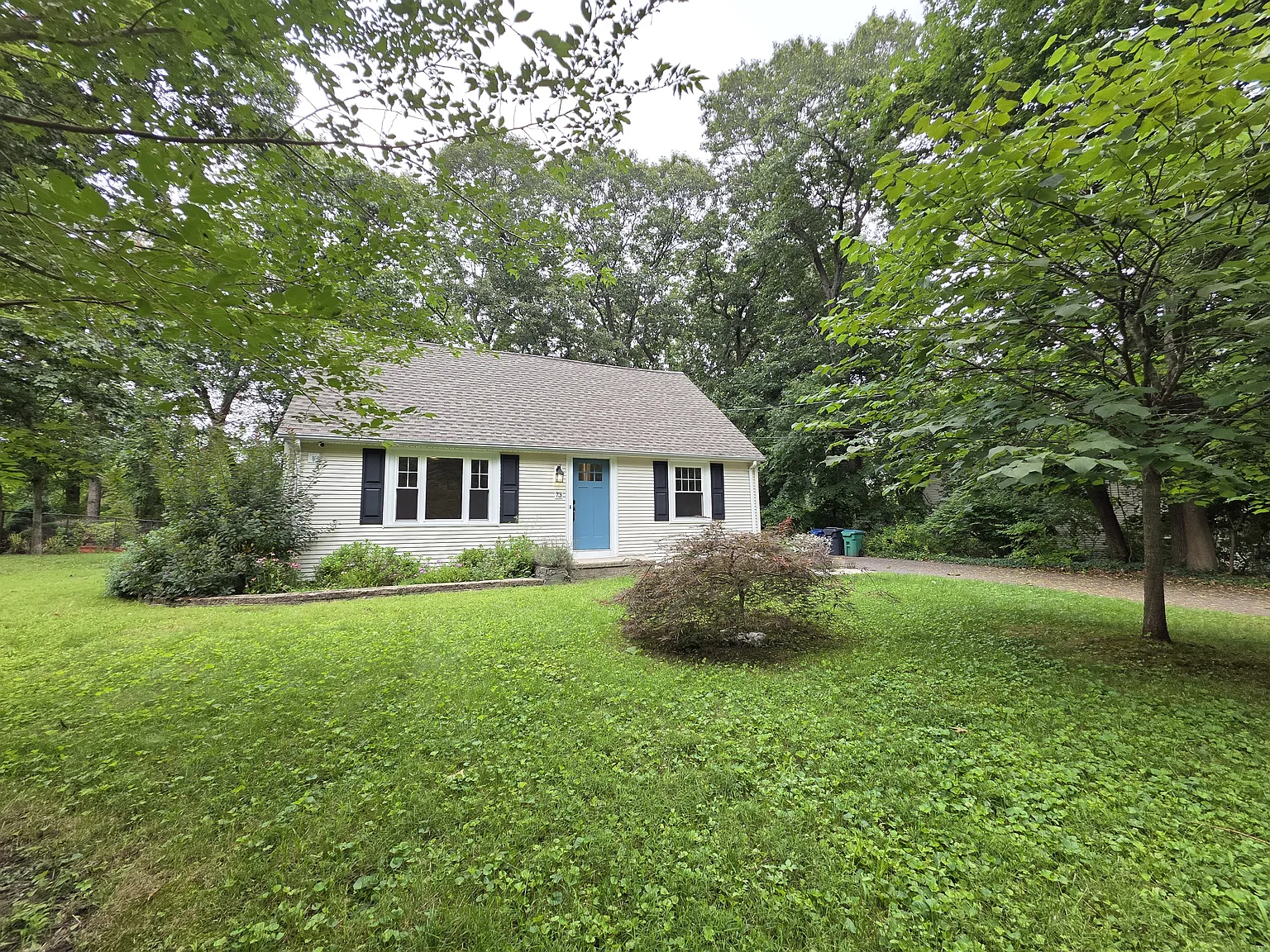  73 Posnegansett Ave House 3b/2b Updated! Yard Laundry Dogsok Spacious — Photo 2