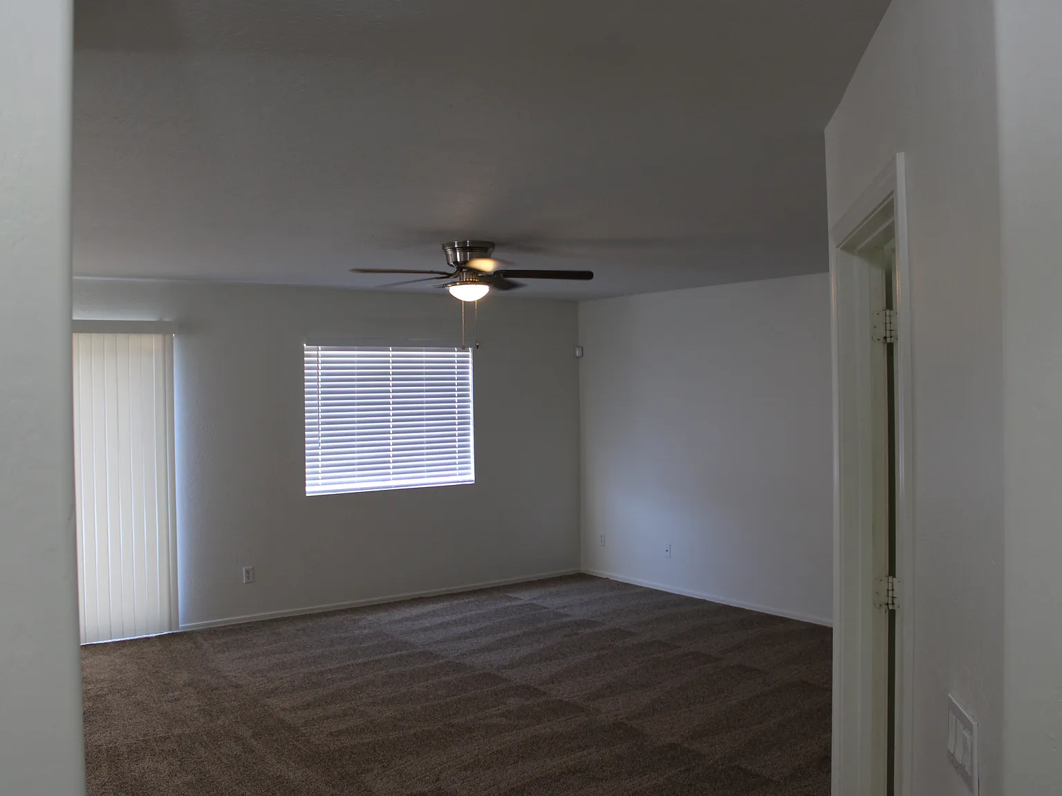 4 bed, 2.5 bath, 2100 sqft, $1,895 — Photo 4