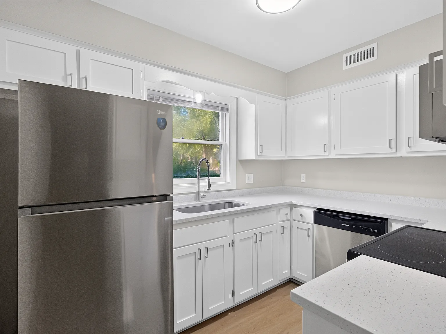 2 bed, 1098 sqft, $1,350 — Photo 3