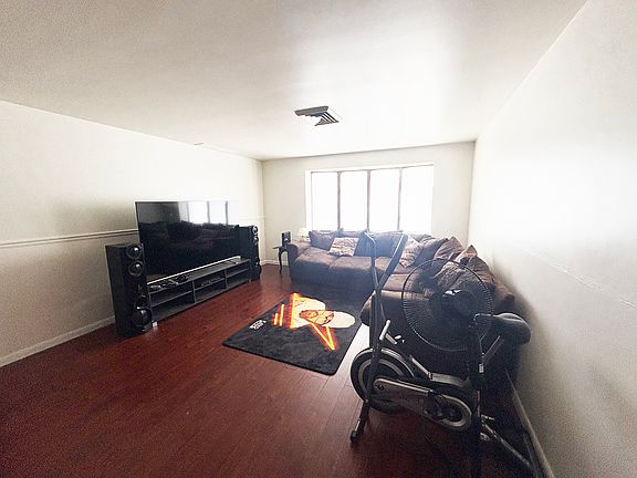 4th image of 528 Saint Clair Ave #2A