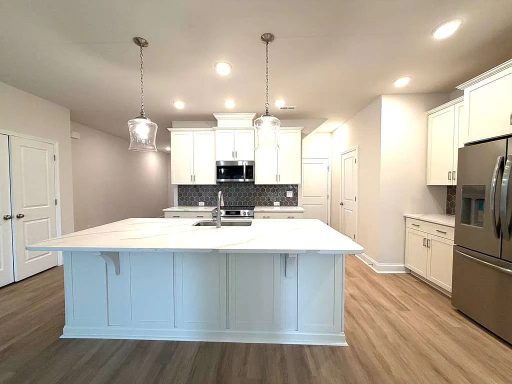 3 bed, 2.5 bath, 1910 sqft, $2,422 — Photo 4