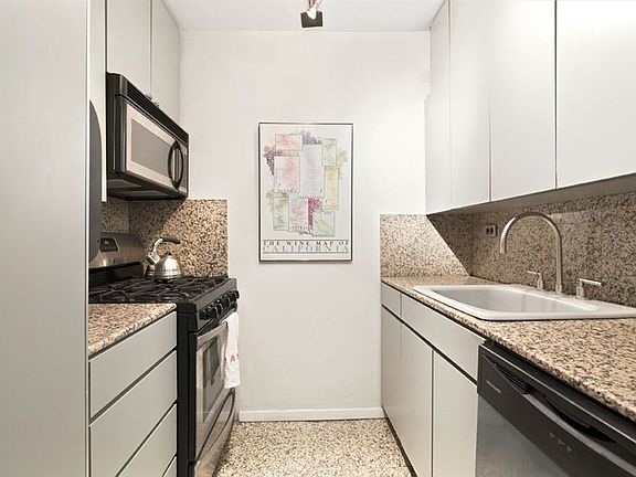 4th image of 300 E 71st St APT 17B