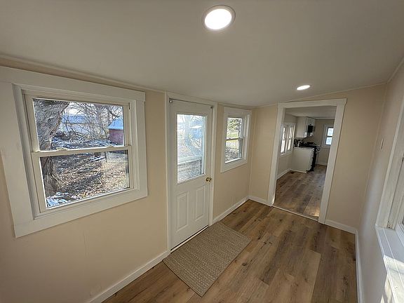5th image of 611 W Oak St