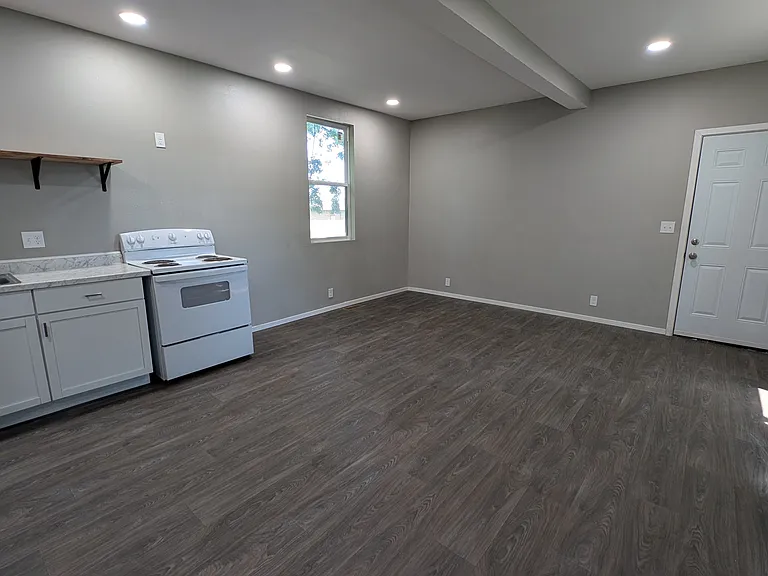 820 S Moffet Ave — Photo 4