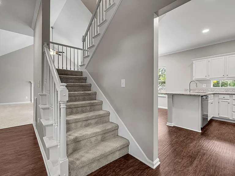 128 Clarendon Cir — Photo 26