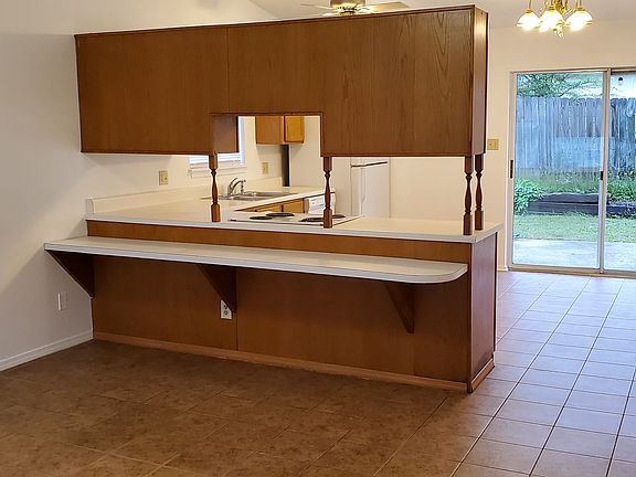 3rd image of 130 Rockyreef Cir