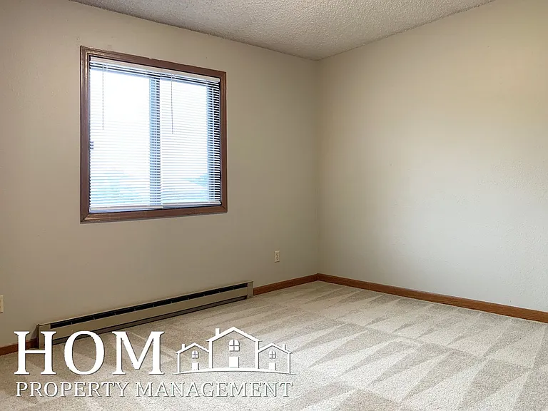 121 W Lind St — Photo 8