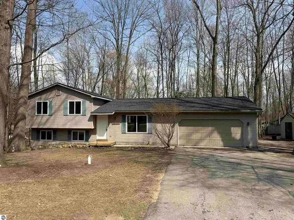 20761 White Oak Dr, Lake Ann, MI 49650