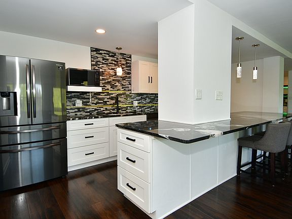 2nd image of 3965 N Meridian St APT 6D