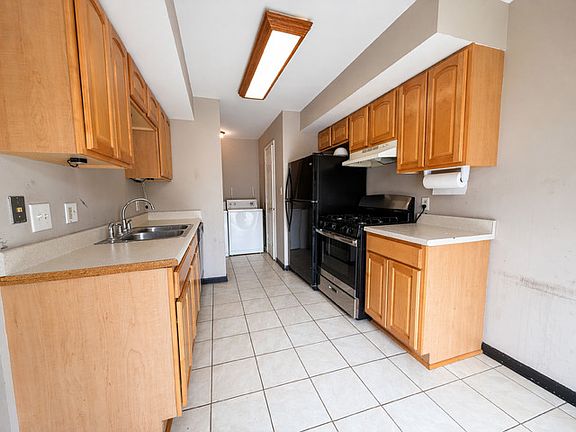5th image of 2338 Carnation Dr #1