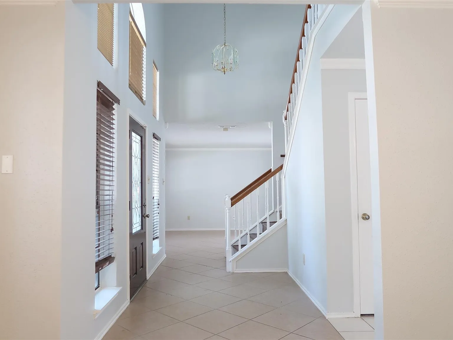 3 bed, 2.5 bath, 2270 sqft, $2,395 — Photo 2