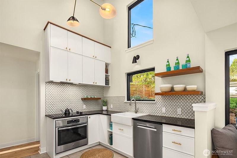 5th image of 4002 12th Avenue S