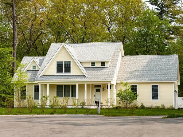 10 McCarron Dr, Hampton, NH 03842