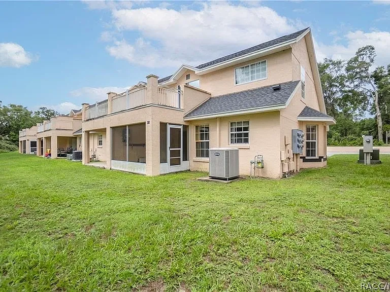 835 N Rembrandt Way — Photo 3
