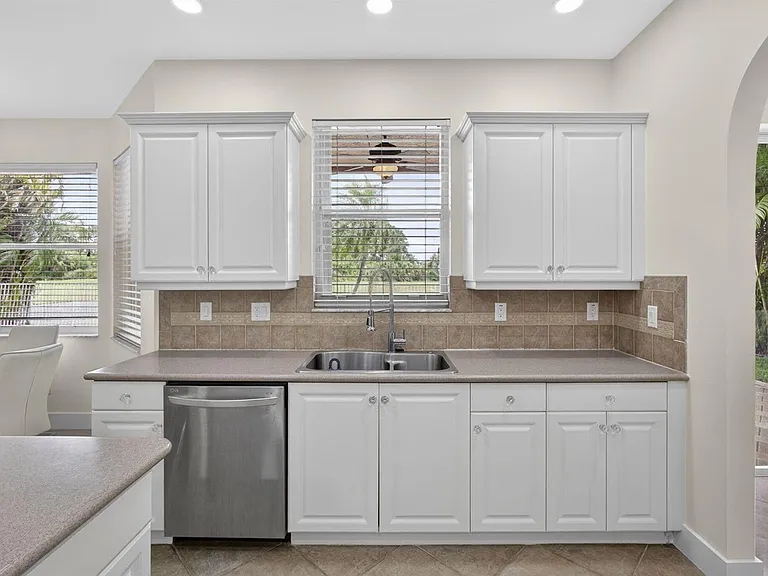 1724 Annandale Cir — Photo 32
