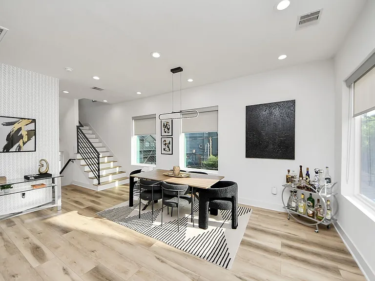 1044 W 17th St — Photo 13